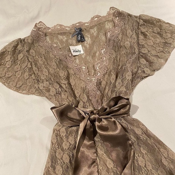 Beautiful vanity lace top 🤎🐻 - Picture 3 of 6